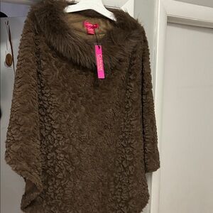 🌺 NWT Catherine  Maalandrino Faux fur shawl
